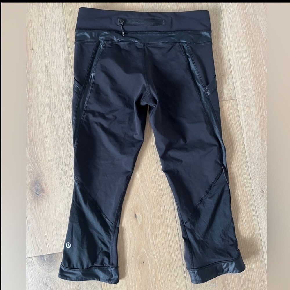 EUC Lululemon Y2K Black Chase Me Satin Trim Cropped 19" Leggings Sz 6 *G26
